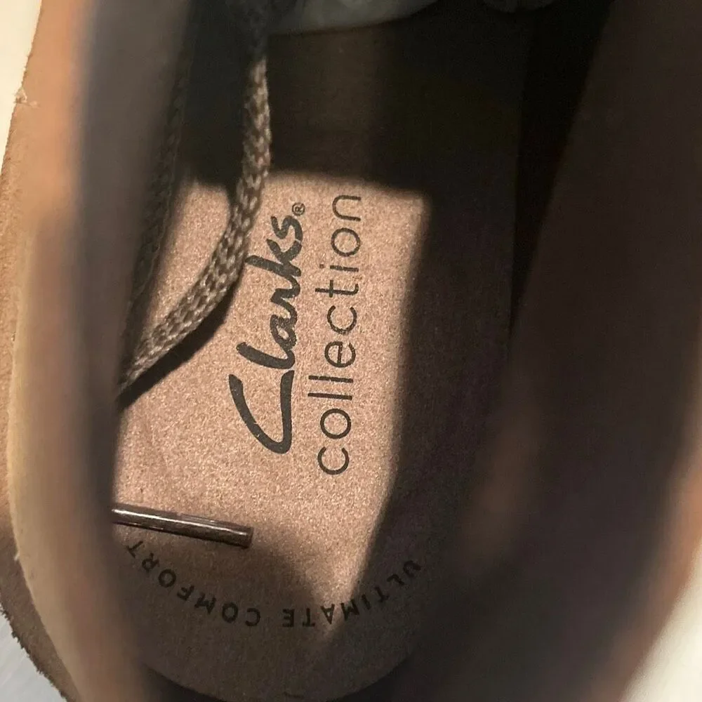Clarks Mens Size 8.5 Shepton Chukka Boots Sand Suede Leather Comfort Capsule NWT